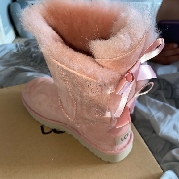 UGGS - Picture 2 of 4